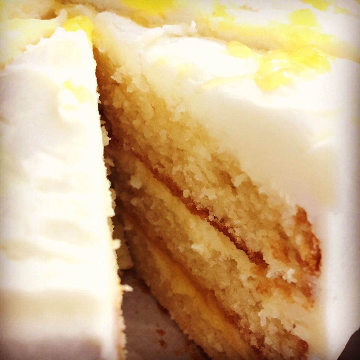 box_brownie's tweet photo. Oh my gosh!! Lemon Curd Cake https://t.co/NESOAHqygx