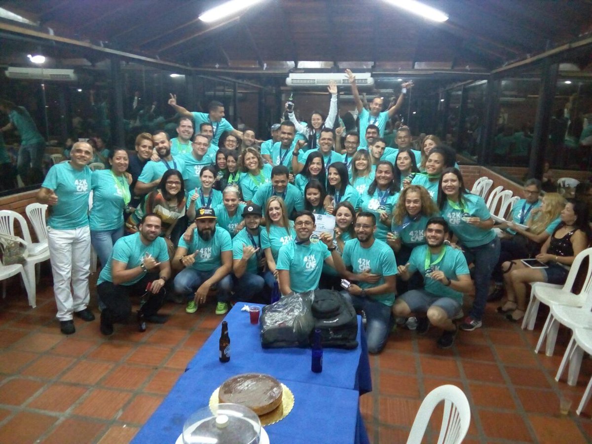 LLOVIZNARUNNERS's tweet photo. Parte de nuestro team en la celebración #PostCaf en el @CentroItaloVG https://t.co/m5CGbjqd6a