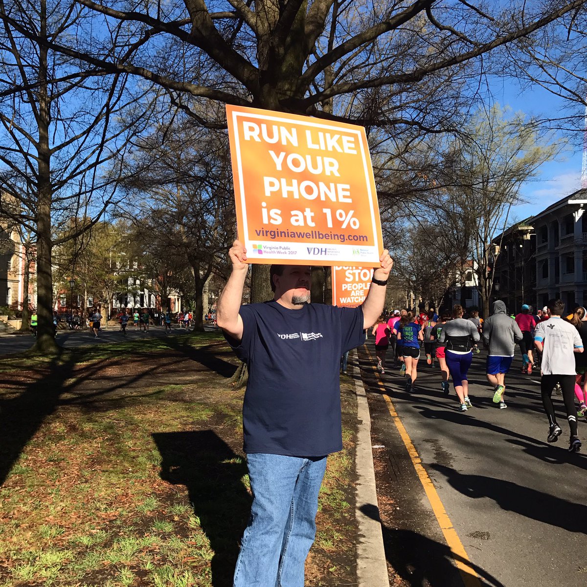 VDHLiveWell's tweet photo. Run like your phone is at 1% and keep up the good work, runners! #ukrops10k #RVA #RunRVA #NPHW #HealthiestState2020 https://t.co/OaQn3T5Nub