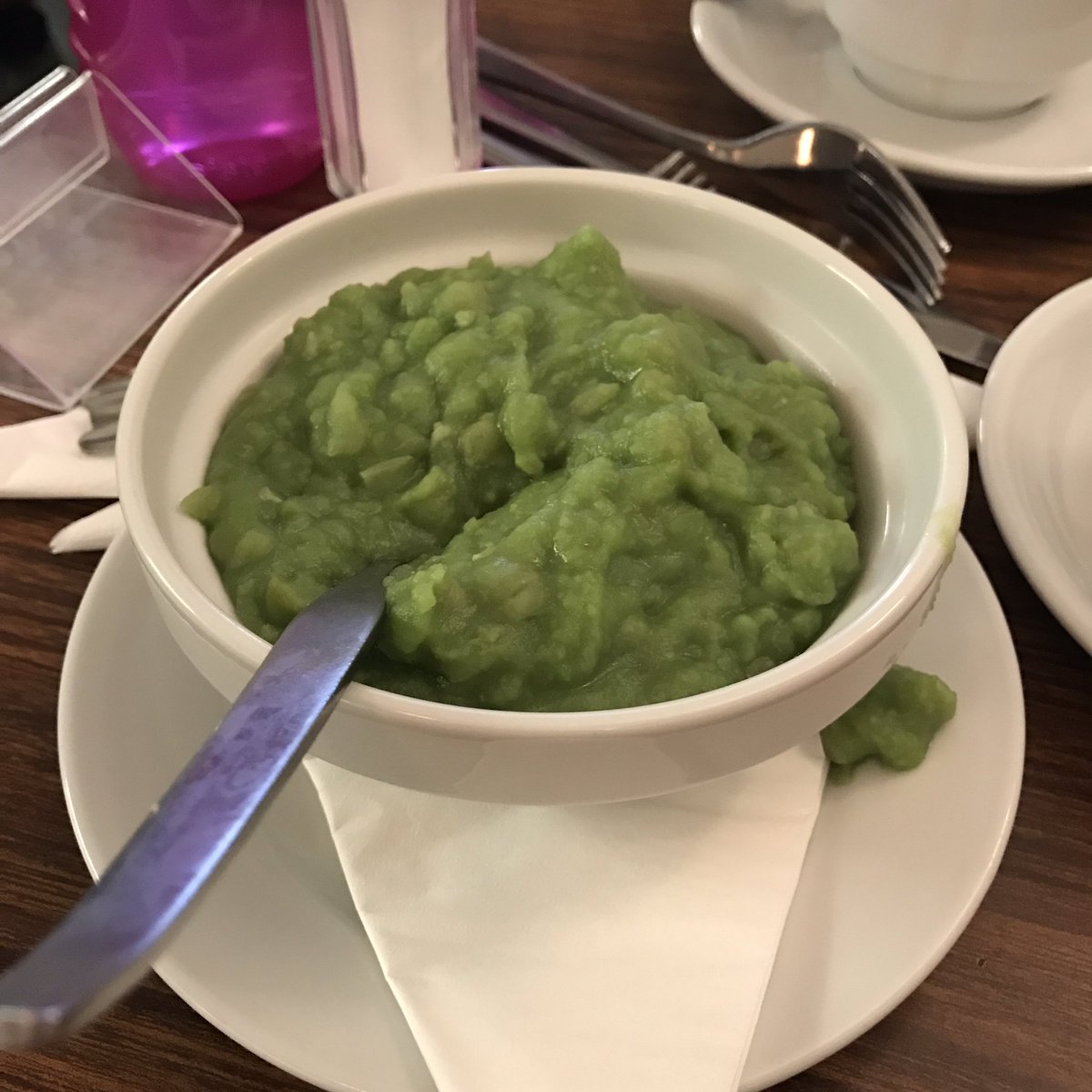 CarlyDoveChats's tweet photo. In an old school chippy. They bring mushy peas. Child asks "is that avocado?" #middleclasschildren https://t.co/KKPnV7fzsw