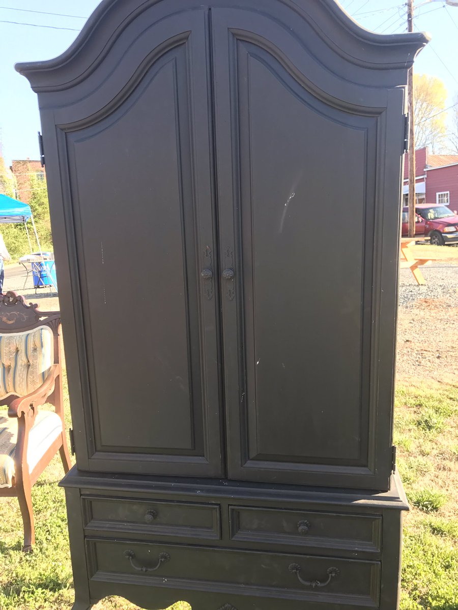 CaudleVicki's tweet photo. Auction on the "East Side" https://t.co/s13LRLp7TB