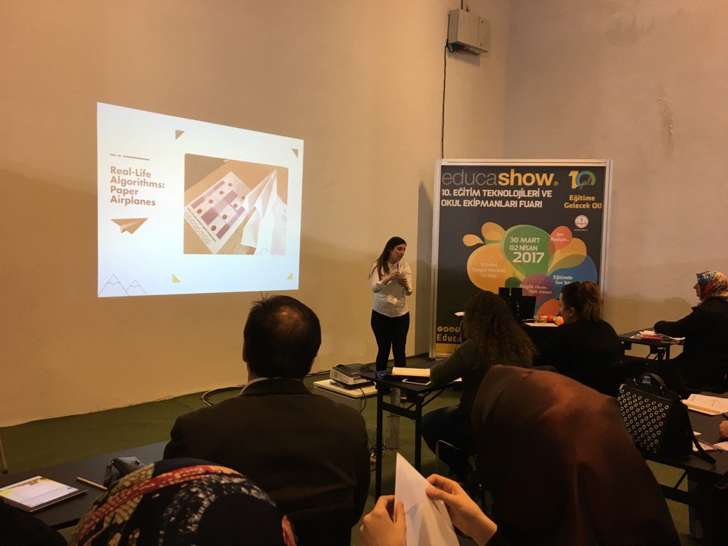 ygmurgur's tweet photo. Gerçek Hayattan algoritmalar kağıttan uçak @EbruKarayilmaz #educashow https://t.co/mnD927k7uf