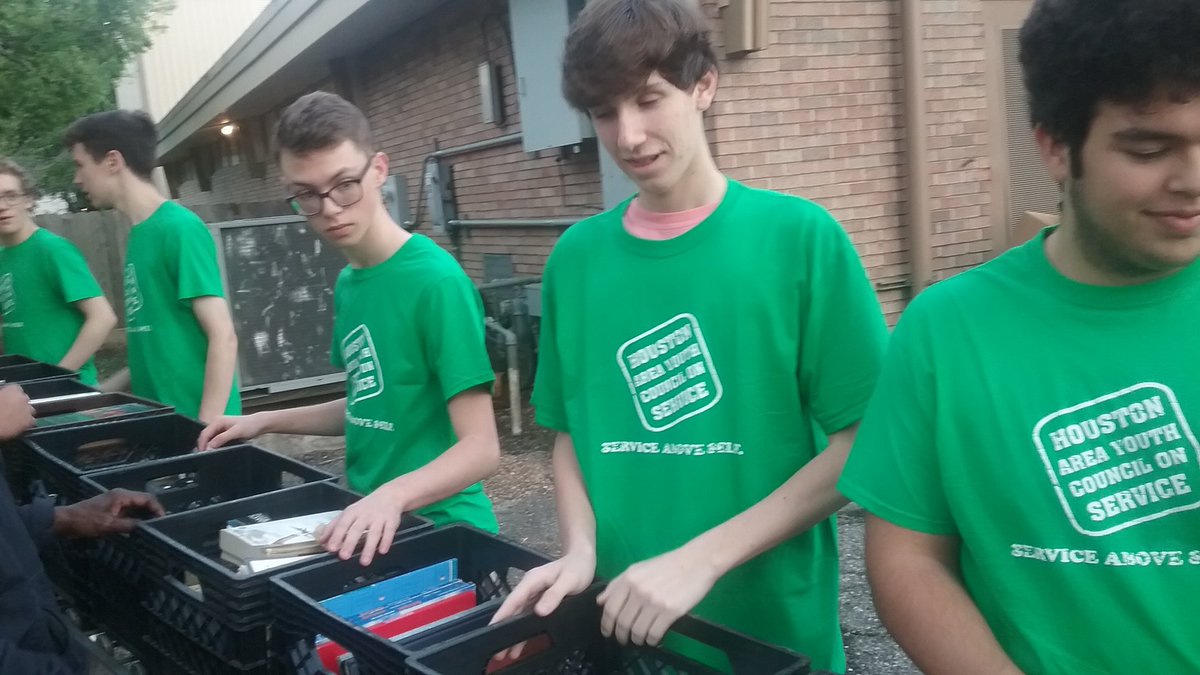 YouthOnService's tweet photo. #MenInGreen putting in time this morning at the #FriendsOfTheBellaireLibrary book sale! #ServiceAboveSelf #JoinYC https://t.co/DxTXLy0OG1 https://t.co/NEtDnfTnk2