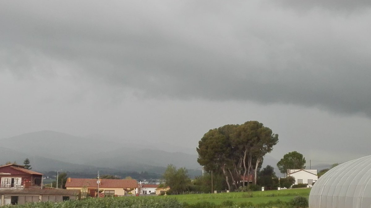 PerGarriga's tweet photo. Diria que ja tenim la tarda feta tu :) #olou #pluja https://t.co/uGb86CvEZS