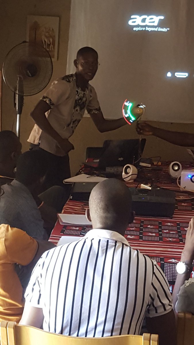 gilckris's tweet photo. Avant le worksop, voici ce qui est déjà fait et on le finira avec les participants #Ouagalab #ArduinoD17 #contributeurs #maker4dev @arduino https://t.co/gTZY5iiOsC
