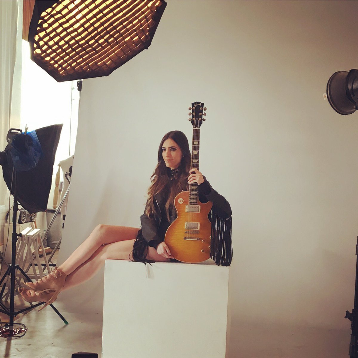 gabriellajjones's tweet photo. Behind the scenes 🎸📸 @richardjbattye #birmingham #photography #gibson @guitarguitaruk https://t.co/FyBgAJcS0x