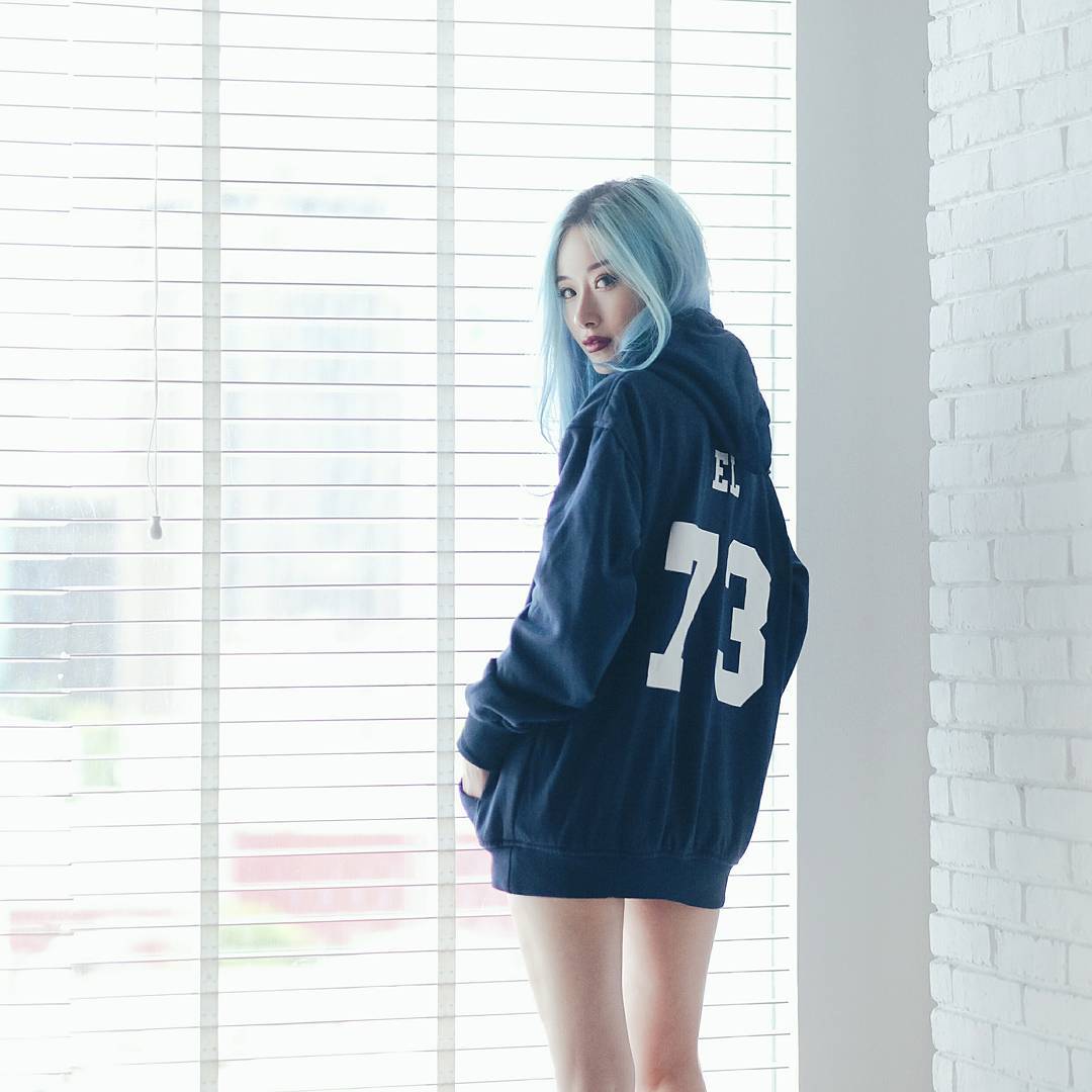 Cozy morning in my oversized hoodie💙 instagram.com/p/BPok__BDVT7/