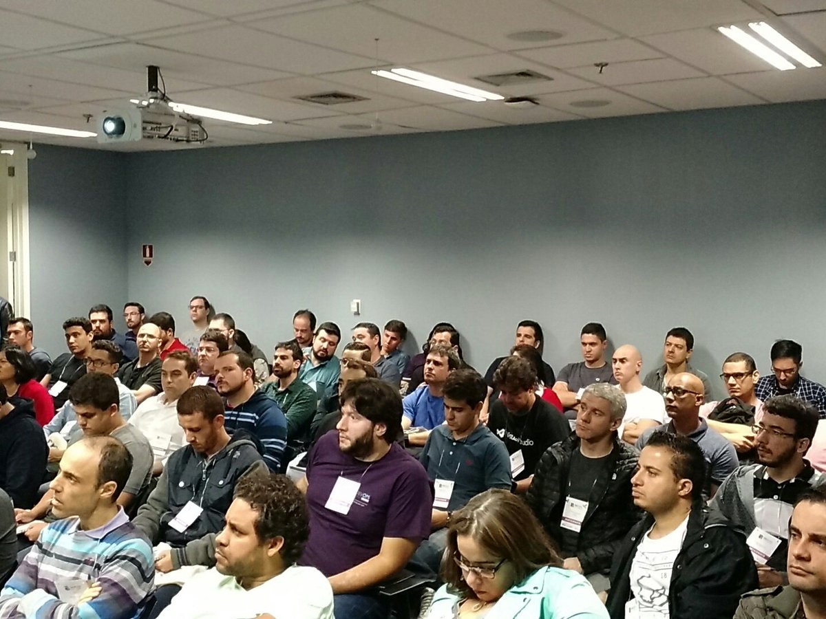 jrobertofaraujo's tweet image. Sala cheia assistindo a palestra sobre #devtestlabs do @igorabade no #devopsbr17