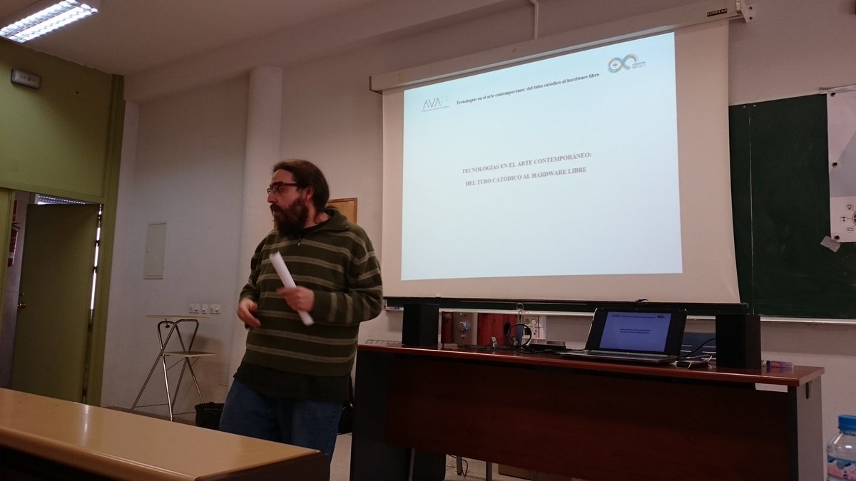 MamenMirat's tweet image. @JulioLanzarte en #ArduinoDayCC @SolEpcc en Arduino,no sólo domótica: Arte