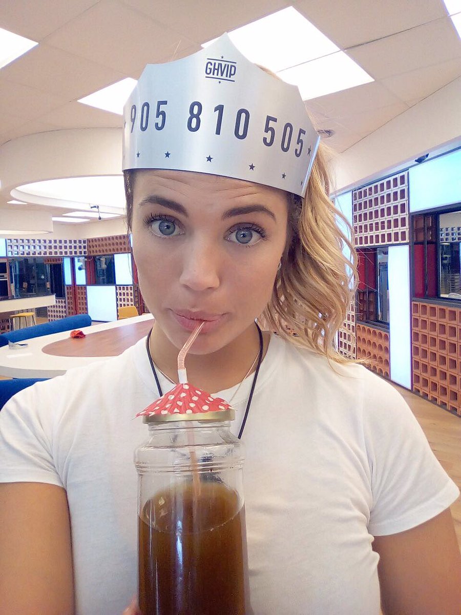 AlyEckmann's tweet photo. Pero como puede ser que ha pasado 3 meses? 3 MESES. HOLA? Y el jueves que? Tengo mil preguntas y 0 respuestas 0¬¬0 <3 #vipdirecto #905810505 https://t.co/9Xh01uFhp0