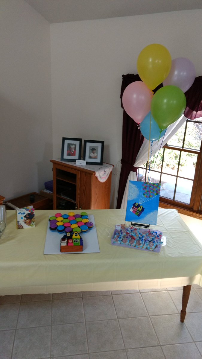 cheezBergen's tweet photo. Baby shower for B! https://t.co/fJVvhGFFYj