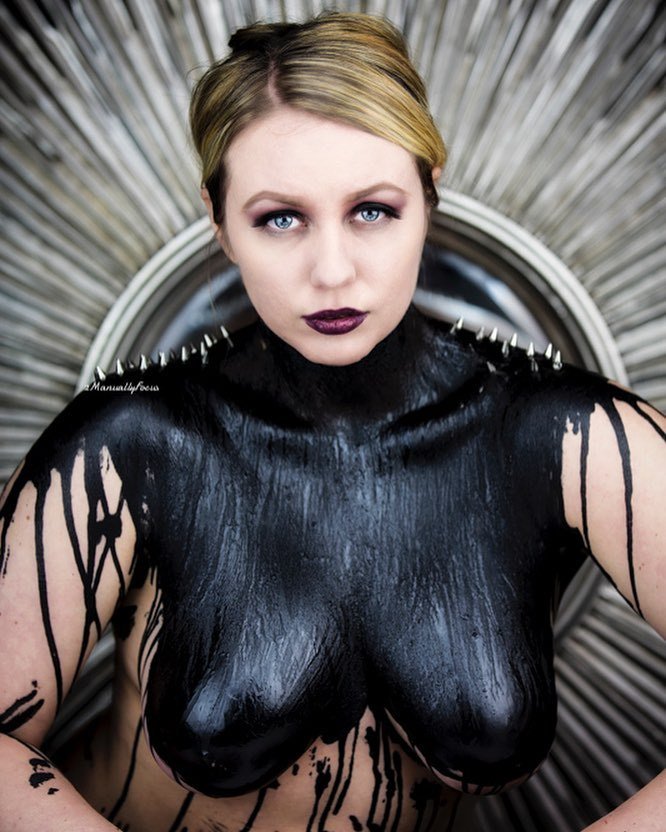2ManuallyFocus's tweet photo. I love this one of @kristen.ashley.model #spikes #mirror and #tar . She #nailed it with #onepose .
#fashioncosplay… https://t.co/JfpkeFGqKs https://t.co/YV9YGaEFtu