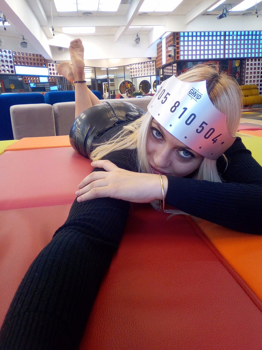 DanielaBlume's tweet photo. :< No hace falta apagar la luz del otro para que brille la tuya>Me muero x salir y hablar con vosotros/as 905810504 <3Os quiero#vipdirecto🍑 https://t.co/H8S6U9PaqY