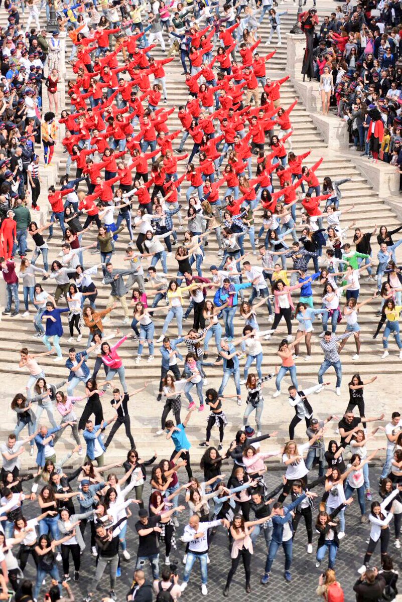Un colpo d'occhio mozzafiato, in un solo scatto tutta l'energia del flash mob #BallaConTIM in #PiazzaDiSpagna!