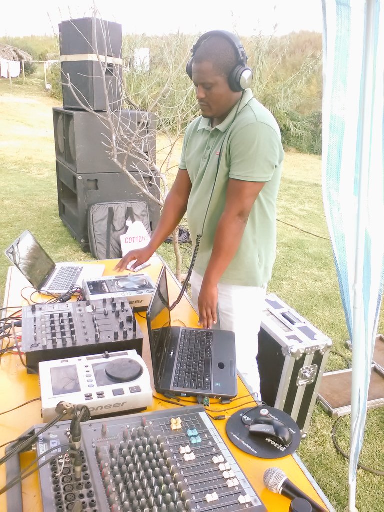 ShottaZee's tweet photo. My top shotta @DjPepeakabigman pon di wheel of faya. #ReggaeCookout https://t.co/6jTeLlynBg