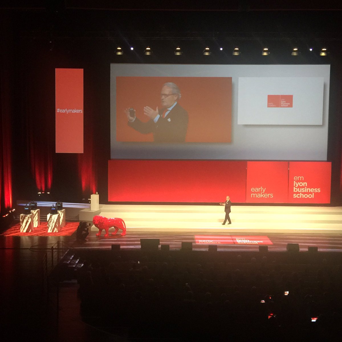 EMLYON's tweet photo. "Ne soyez pas agoraphobes mais agoraphiles, travaillez avec les autres, collaborez!" @belletante #earlymakers #futureofwork https://t.co/ZqLEJh1YdM