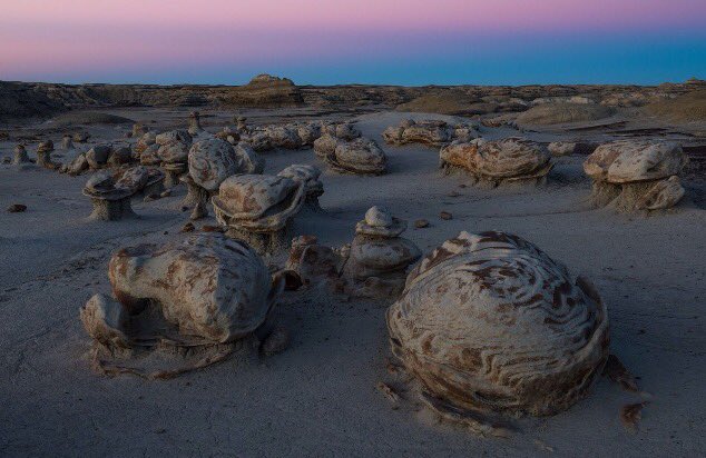 crisplanelles's tweet photo. Unique hoodoo formations in the Bisti/De-Na-Zin Wilderness near Farmington, New Mexico 📸Ryan McGinley #nature https://t.co/rkE29jYSfs