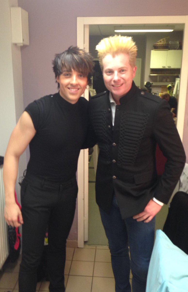 CharlieMag's tweet photo. Con mi amigo @yunke antes de empezar el show. #magicfestival #madrid #magic #dovesact #charliemag #showtime https://t.co/DQp4O2wQN9