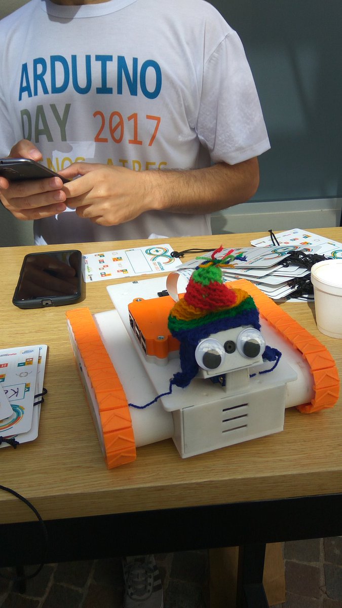 AJRF72's tweet photo. Hoy #ArduinoD17 #arduinoday #BuenosAires. #electronica #Programacion2017 #Robotica @kevin_nehuen https://t.co/dglEmMSg6t