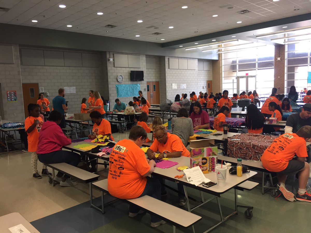 #LISDBE17 A big thanks to our students and faculty coming out to help with no sew blankets and thank you cards for our first responders!