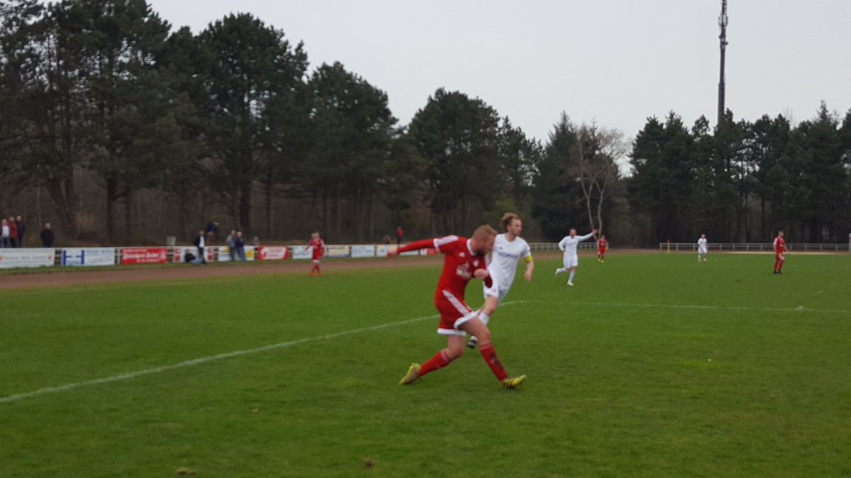 RWCuxhaven's tweet photo. Es kommt nur selten richtige Derbystimmung auf.
HALBZEIT:
TSV #Altenwalde 2
Rot-Weiss #Cuxhaven 0 https://t.co/Pe2m0HHs6e