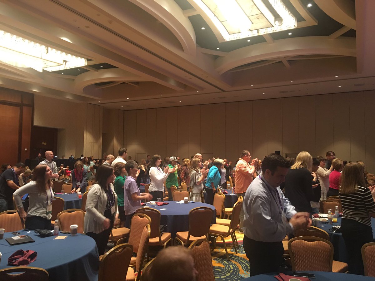 The audience is ON THEIR FEET for <a href="/Philinthecircle/">Phil Hansen</a>!! 🙌🏼 'Seize the limitations' #mbdcouncil <a href="/cunacouncils/">cunacouncils</a>
