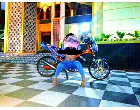Remaja perempuan memamerkan buah dada di pelataran masjid