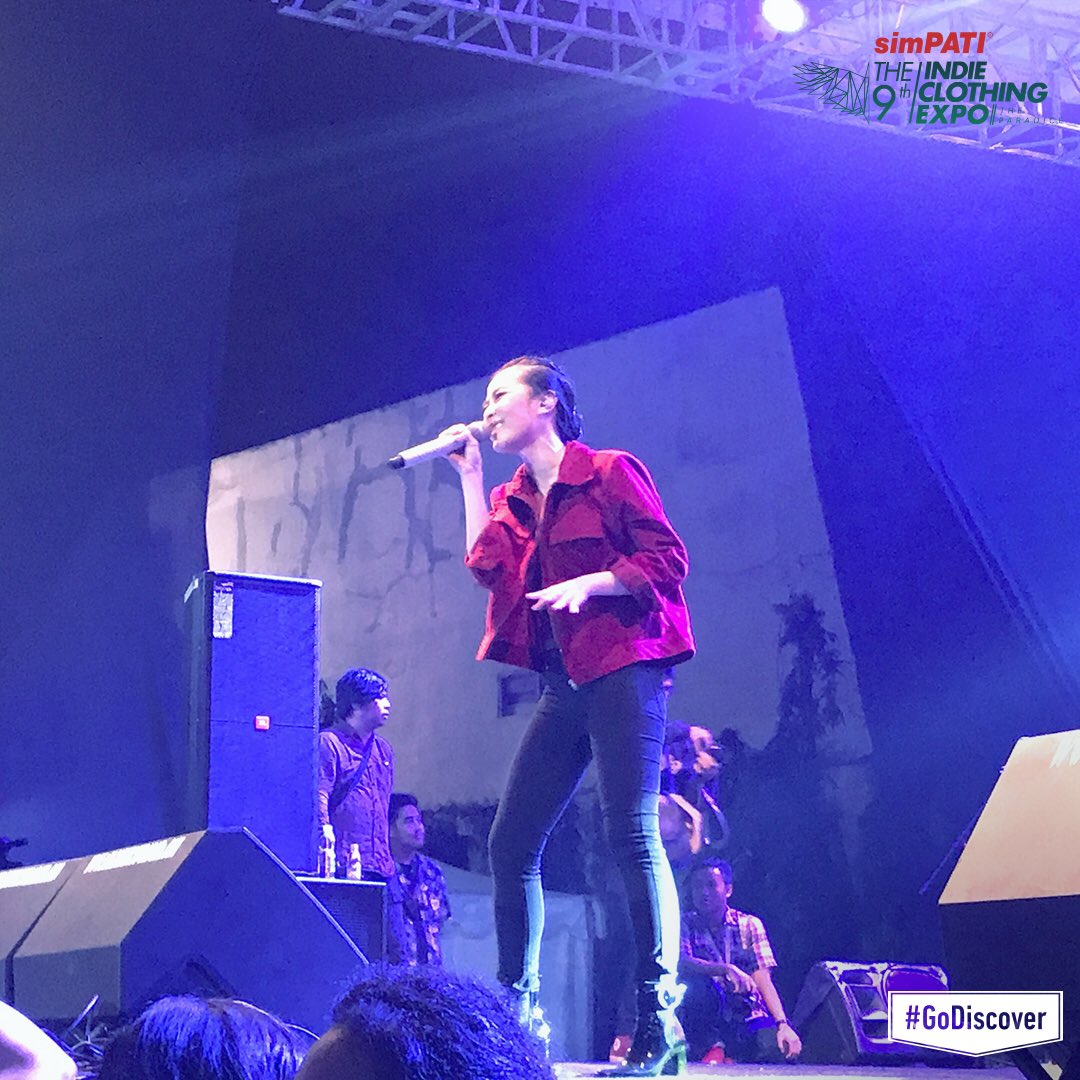 SIMPATI's tweet photo. #GoDiscover tiap tempo beat cepat yang dibawakan dynamic duo @rinni_w &amp; @jevinjulian di #simPATIthe9thICE malam kedua ini 💃🏼 https://t.co/e52eIbEjrk