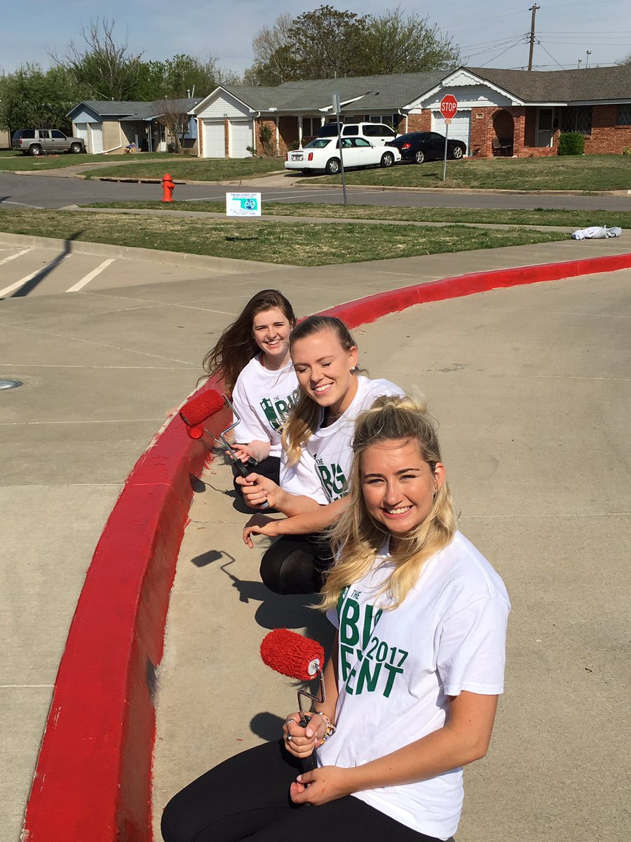 SoHillsCardinal's tweet photo. Painting, painting, painting! We've got the best volunteers giving us a new coat of paint! #OUBigEvent @OUBIGEVENT @OKCPS ❤️❤️❤️❤️❤️❤️❤️ https://t.co/wWAXQQni74