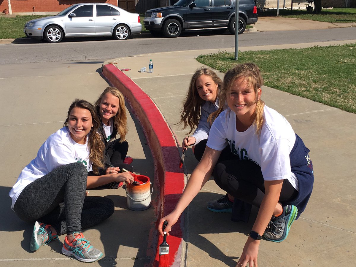 SoHillsCardinal's tweet photo. Painting, painting, painting! We've got the best volunteers giving us a new coat of paint! #OUBigEvent @OUBIGEVENT @OKCPS ❤️❤️❤️❤️❤️❤️❤️ https://t.co/wWAXQQni74