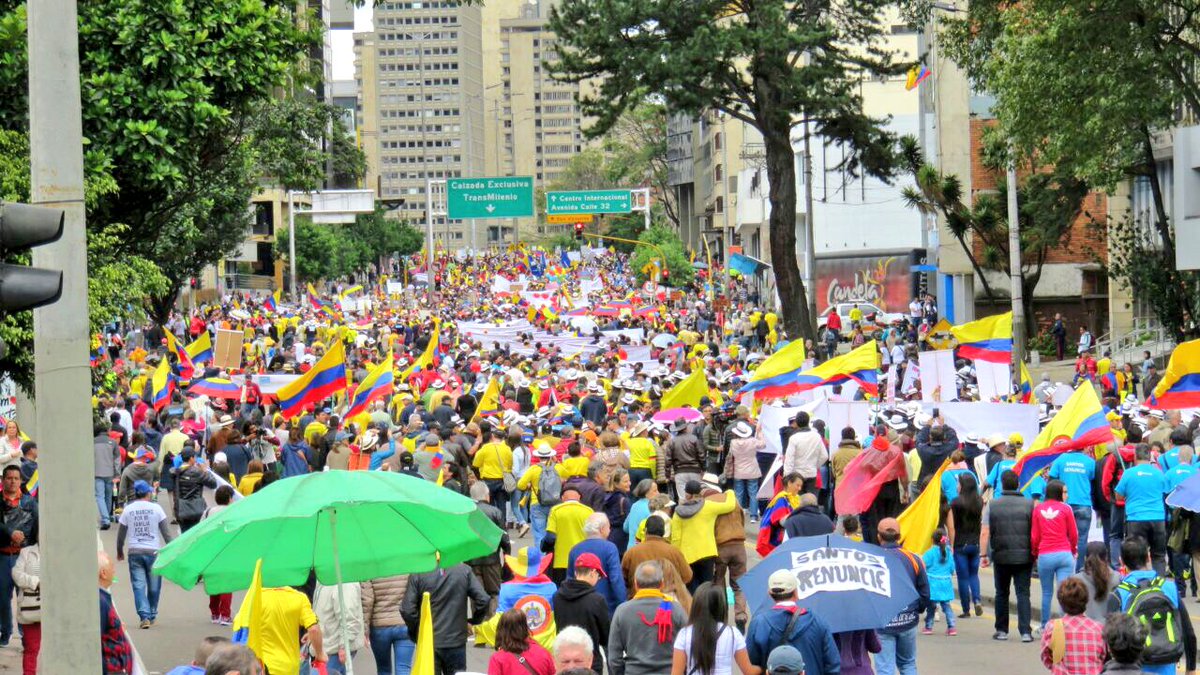 AlvaroUribeVel's tweet photo. #Bogotá marcha contra Santos 'Fuera Santos, Fuera'. https://t.co/2fwnAkUgMI