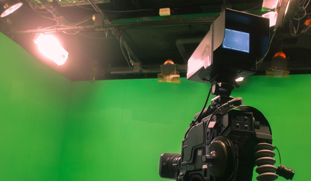 MEWShop's tweet photo. Do the Math: Planning Your Green Screen Shoot #GreenScreen #Filmmaking #Cinematography #PremiumBeat #MarkVargo https://t.co/PO3QtYrCXC https://t.co/NxhH15KUUo