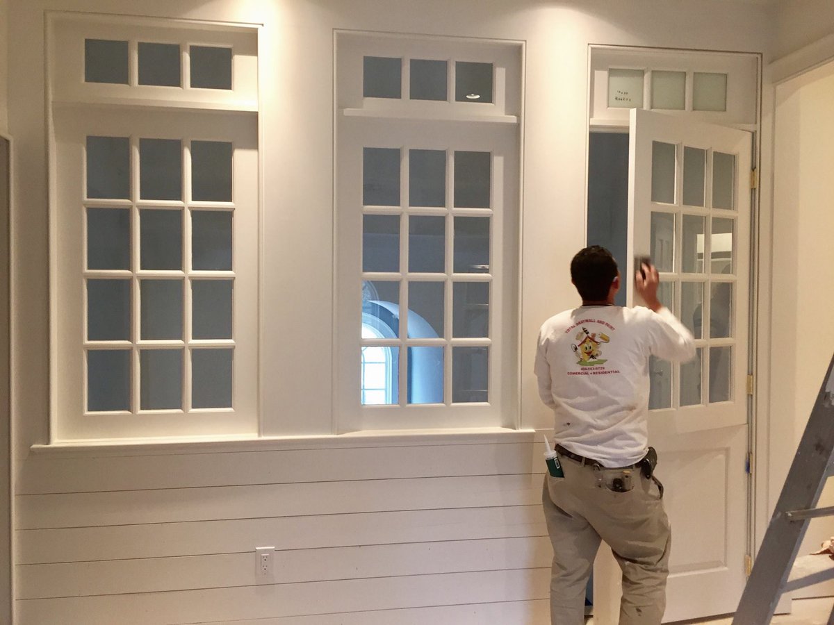 SEShowhouse's tweet photo. Less than a month away from the 2017 Southeastern Designer Showhouse &amp; Gardens—here's a behind-the-scenes look! https://t.co/7Pb4CVYIIc https://t.co/kn5ec418yn