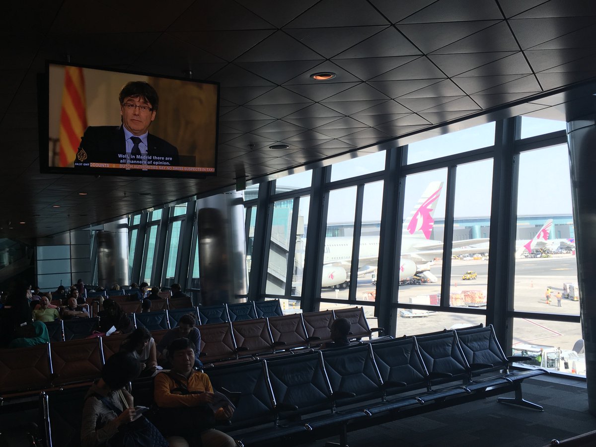 Aterro a l'aeroport de Dubai i mireu a qui entrevisten a la 1a tele que veig!!! Els intents del ministerio x silenciar Puigdemont fracassen.