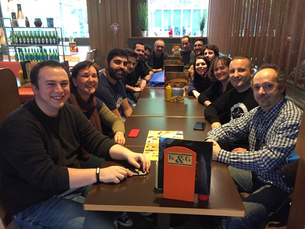 MeasureCampBcn's tweet photo. Cervecitas post MeasureCamp #measurebcn https://t.co/4OZvU8Q6PA
