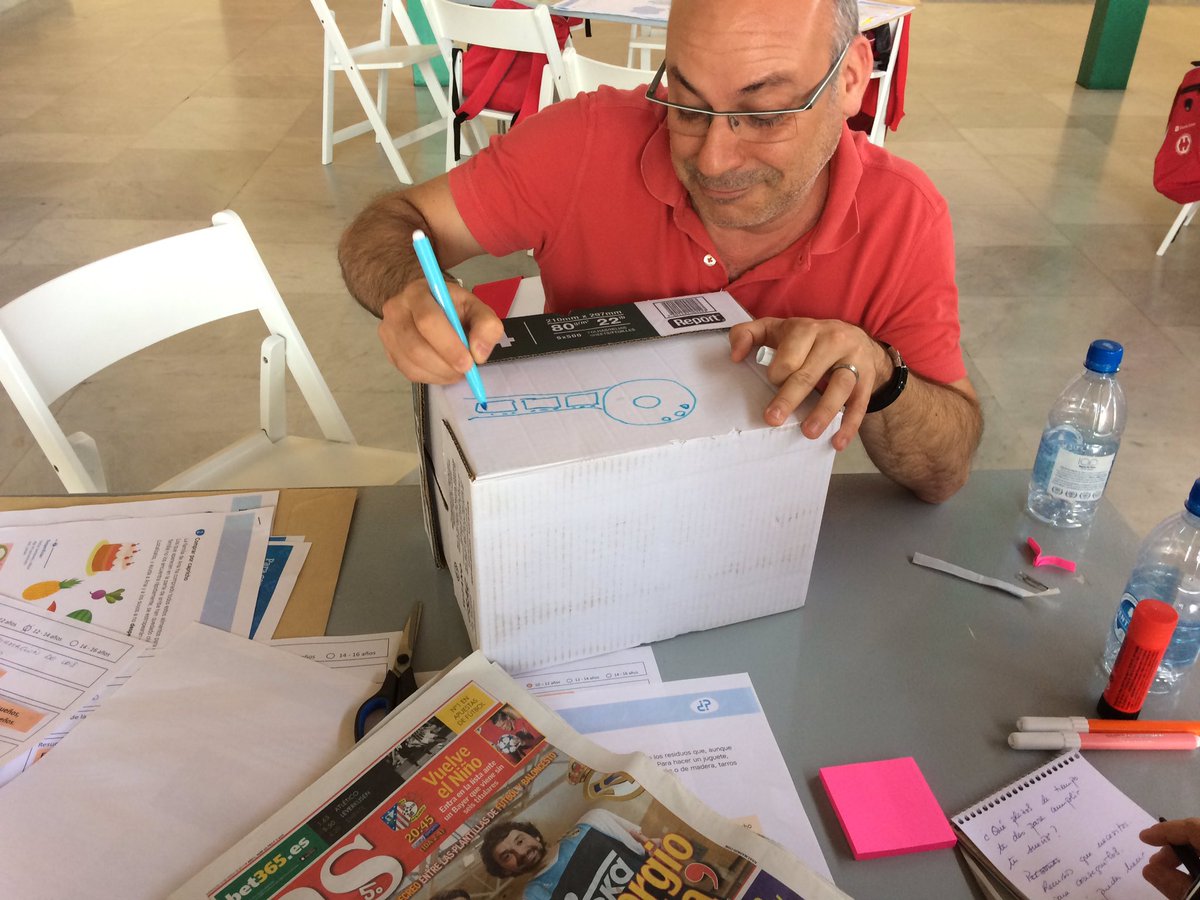 manuelalara's tweet photo. Creatividad a tope en este taller de El Valor de las Cosas #CIECH2017 con @andysantis https://t.co/AsmgOw3k2k
