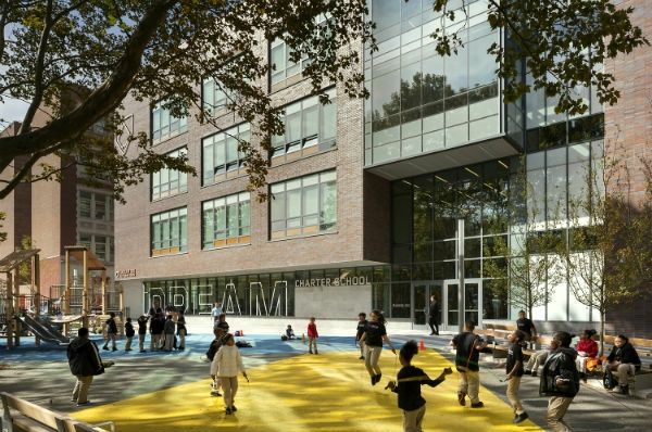 HarlemRoutes's tweet photo. KPMG Donating 1,000 New Books To Children In Harlem - @kpmg @hwmag   https://t.co/wLeib8pvfV https://t.co/YFcIm1rC6q