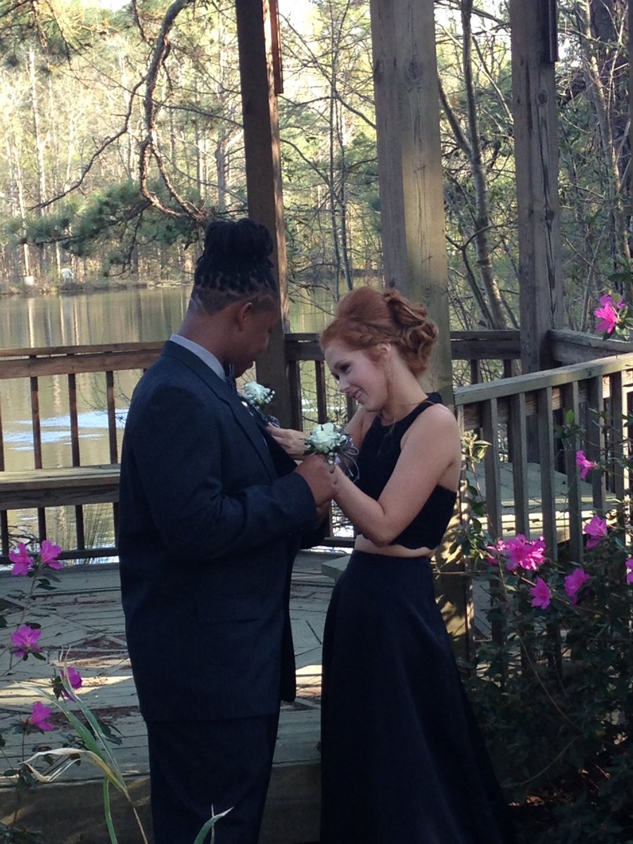 VlogsWithZee's tweet photo. Prom was amazing make memories and friends ❤️ #sjhsprom2017 https://t.co/l83ooVsW0K