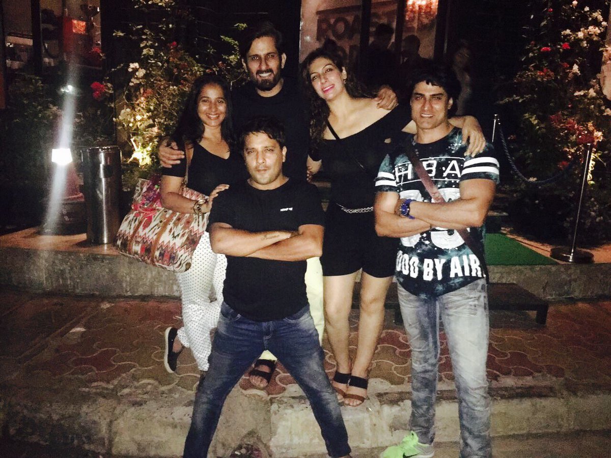 toamitsarin's tweet photo. An evening well spent with those who matter #amitsarinofficial #friendslikefamily https://t.co/Fo1WNxZwPP
