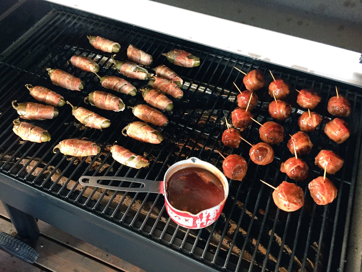 RGCHertford's tweet photo. Look at that!! #Moinks and #poppers side by side on the @TraegerGrills @Dr_Evil_BBQ #evilgenius https://t.co/Sq1tm2wIXk