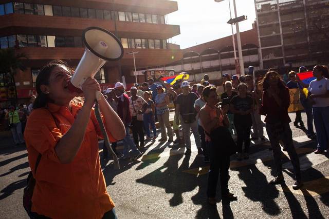 Opositores manifiestan en Caracas pese a retractación del Tribunal Supremo bit.ly/2oKXeQ2