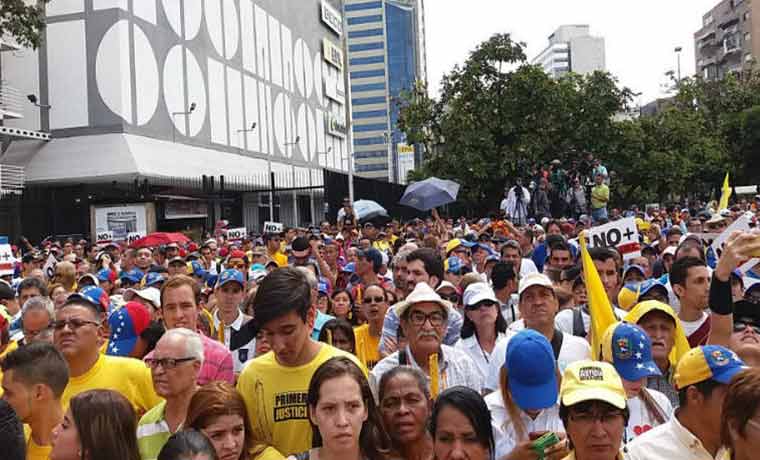Varios manifestantes heridos tras incidente en el #Metro de #Caracas  bit.ly/2nqN4D0