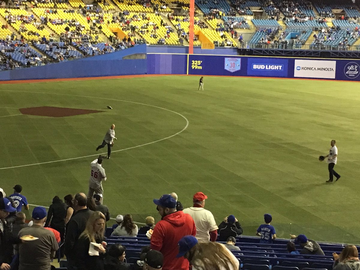 Montreal_Expos's tweet photo. Un trio de Québécois - @aucoinderek, Denis Boucher, et Claude Raymond - having a catch at the Big O! #ExposWeekend https://t.co/gF5t9d4AHn