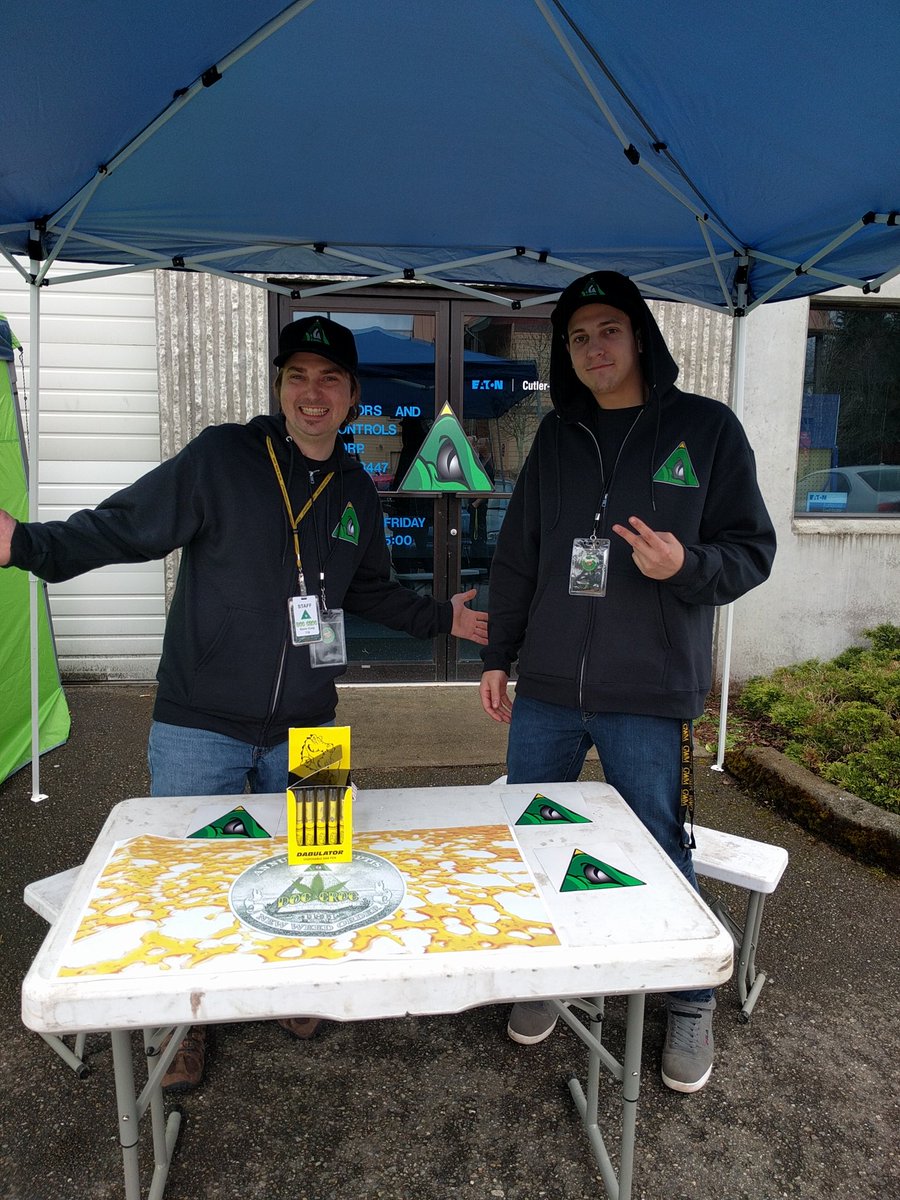 GreenTokenLLC's tweet image. Nothing brings them in like #freefood our friends #DocCroc are next to Momma to answer product questions! #Lacey #i502 #cannabiscommunitt