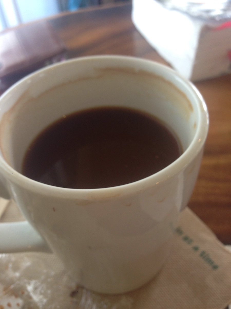 ChelHouseholder's tweet photo. You know what makes a busted tired better... coffee and books. It's too hot to go to the beach anyways #lifeissues https://t.co/lcPgM1OcMx