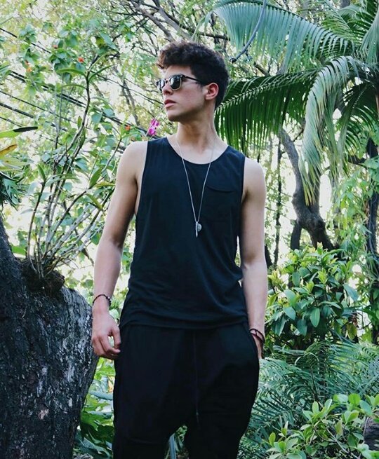 forevernboy's tweet photo. pubertad pegame así por favor https://t.co/Tpw1CfsgED
