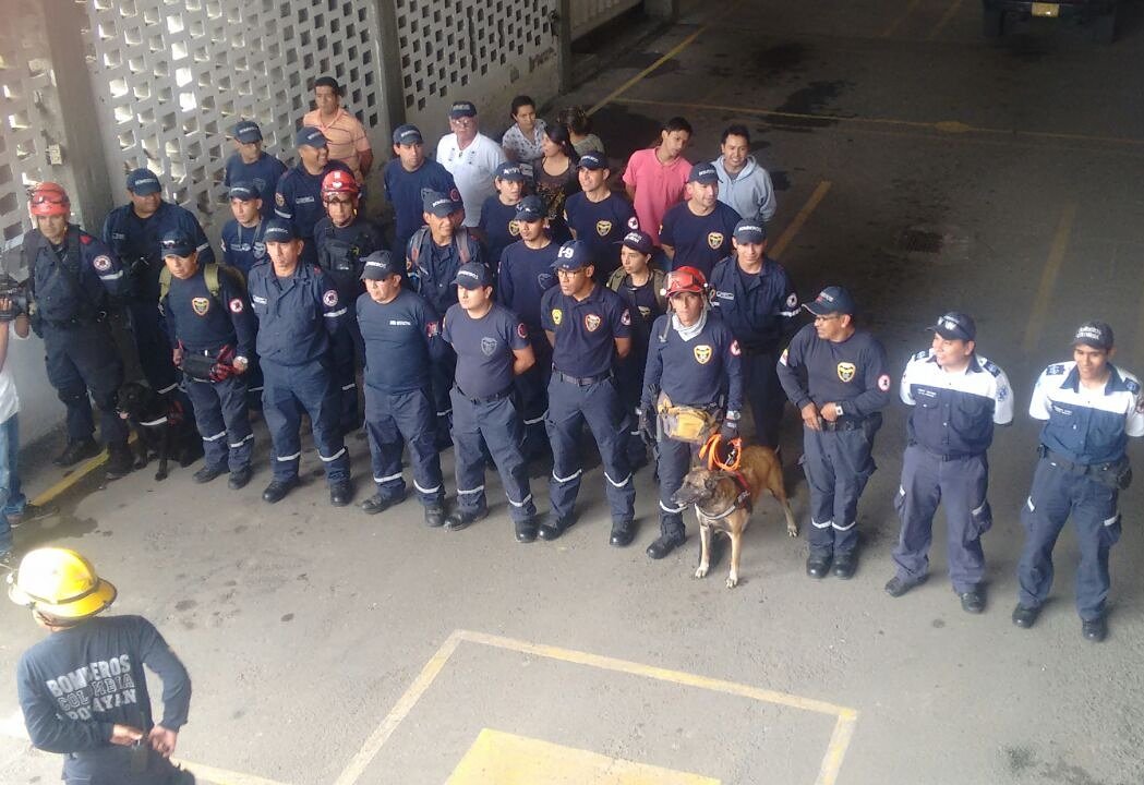 #TodosConMocoa Salieron 19 unidades 3 paramédicos,1 bombera,15 bomberos y maquinaria a Mocoa. Equipos para trabajar por 6 días. #Popayán2017