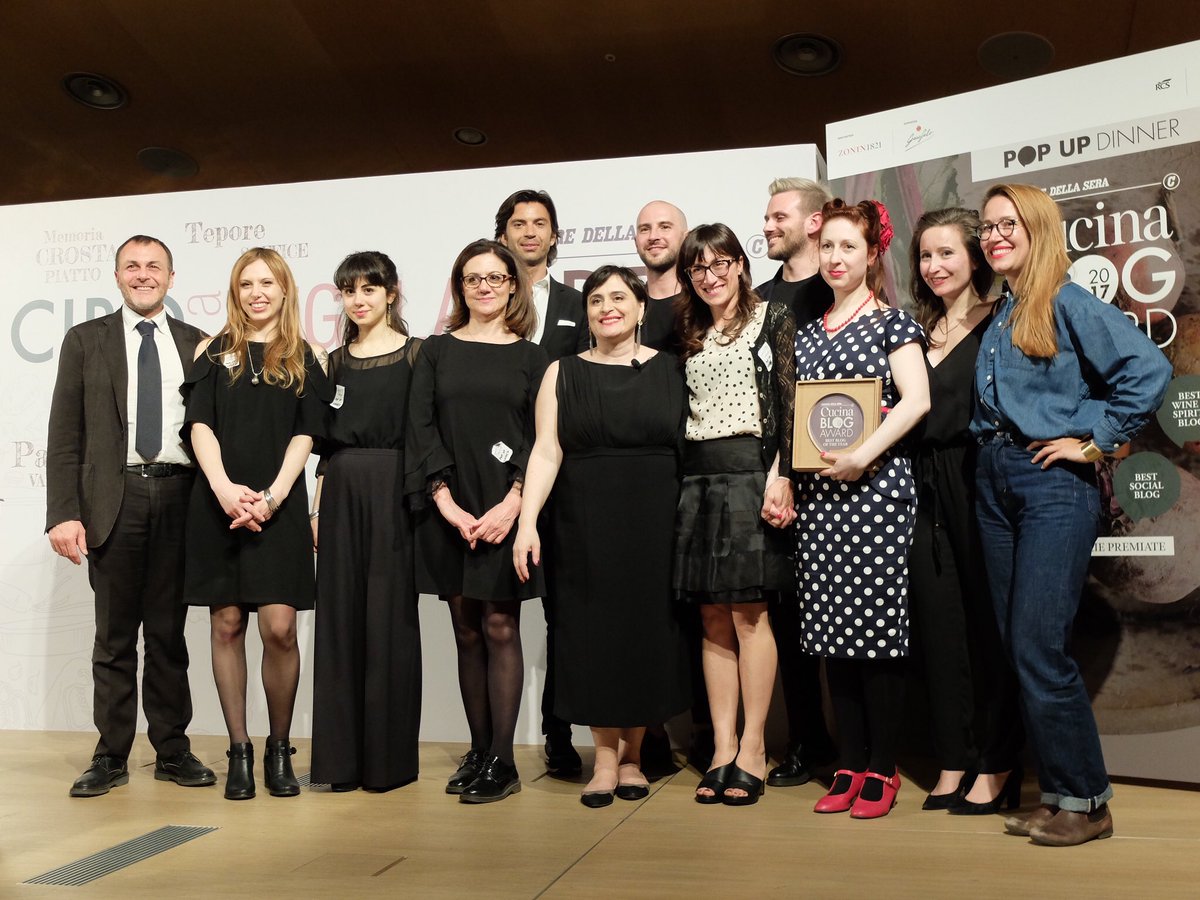angelafrenda's tweet photo. Ed ecco tutti i vincitori insieme! @Fotogr_zucchero @TwoForTheBar @MissFoodwise @gnambox @martaemimma #CucinaBlogAward https://t.co/UwcQFAbbyv