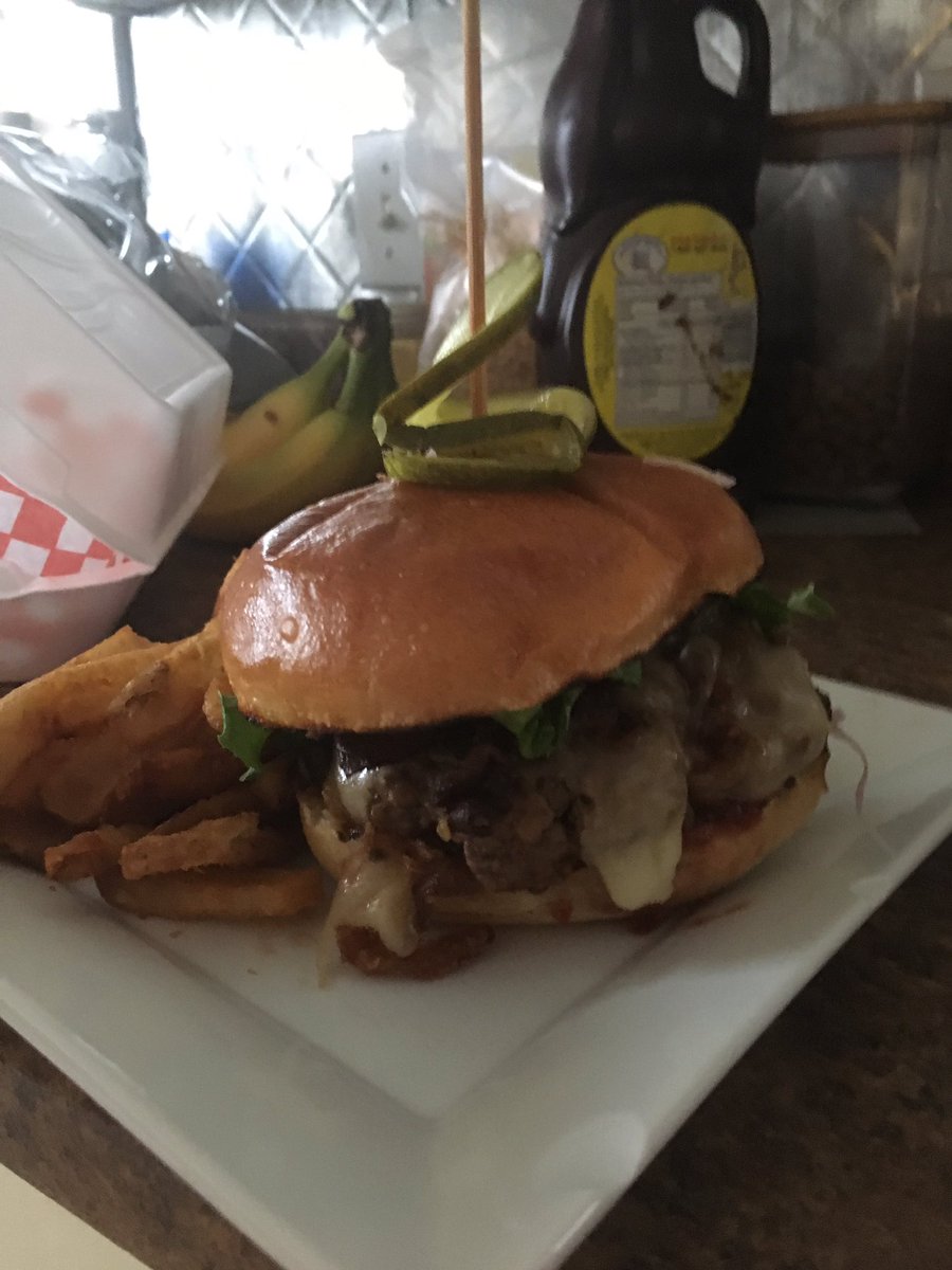 BodatiousSteph's tweet image. The razzmatazz burger so good @RazzysRoadhouse @PEIBurgerLove