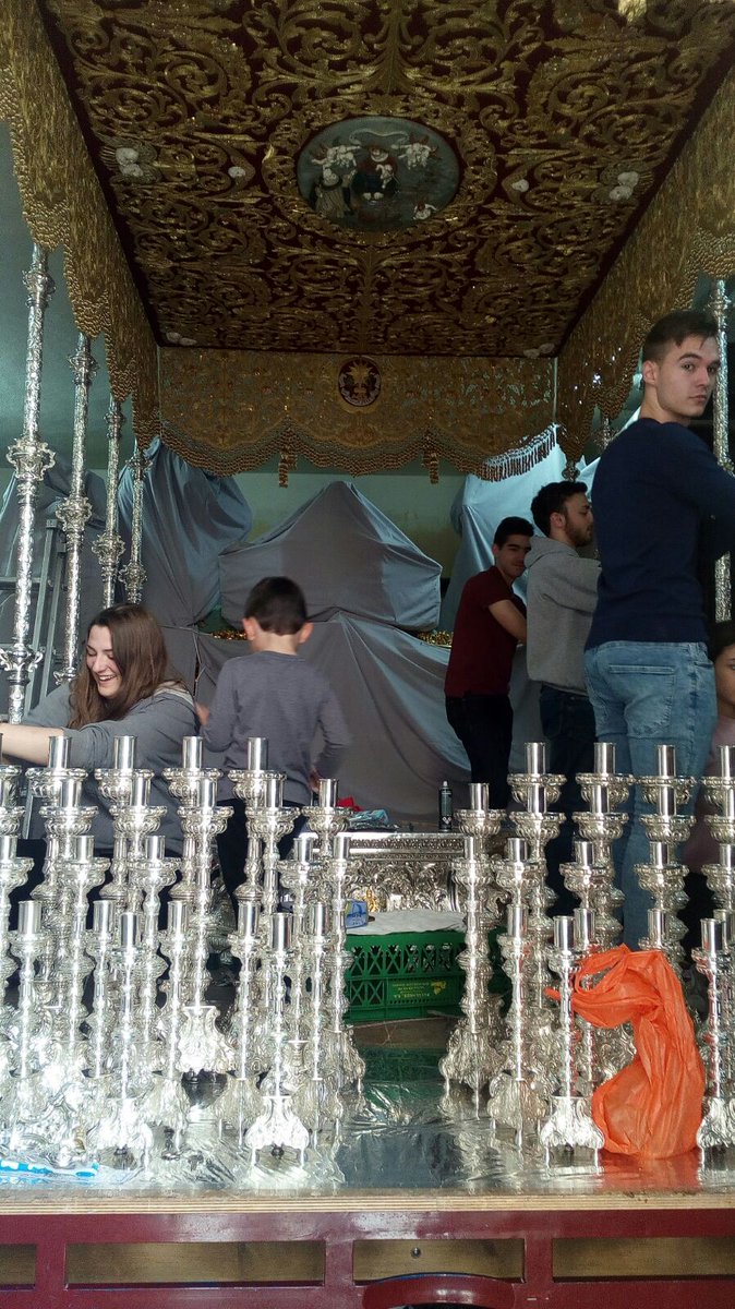 Con el Grupo Joven colaboramos en la limpieza y montaje para la preparación del Miércoles Santo